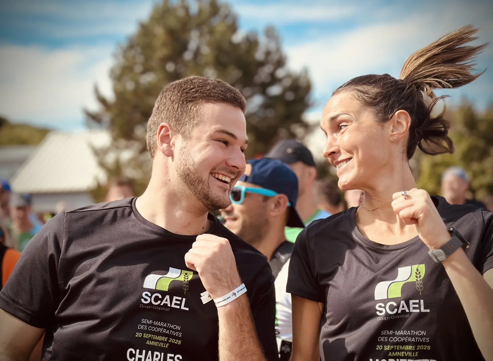 Coureurs d'une coopérative, ensemble et souriants, lors du challenge.