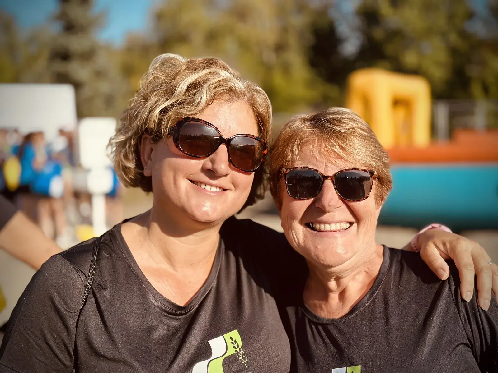 Deux participantes SCAEL posent sur le village du semi des coops 2025