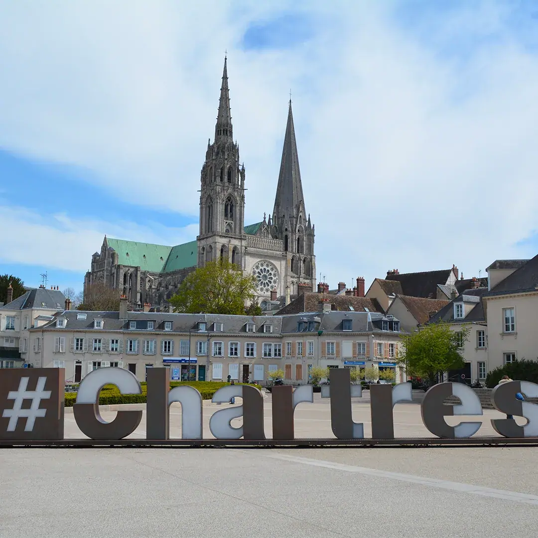 Photo de la place Chatelet avec le hashtag Chartres et la Cathédrale en fond