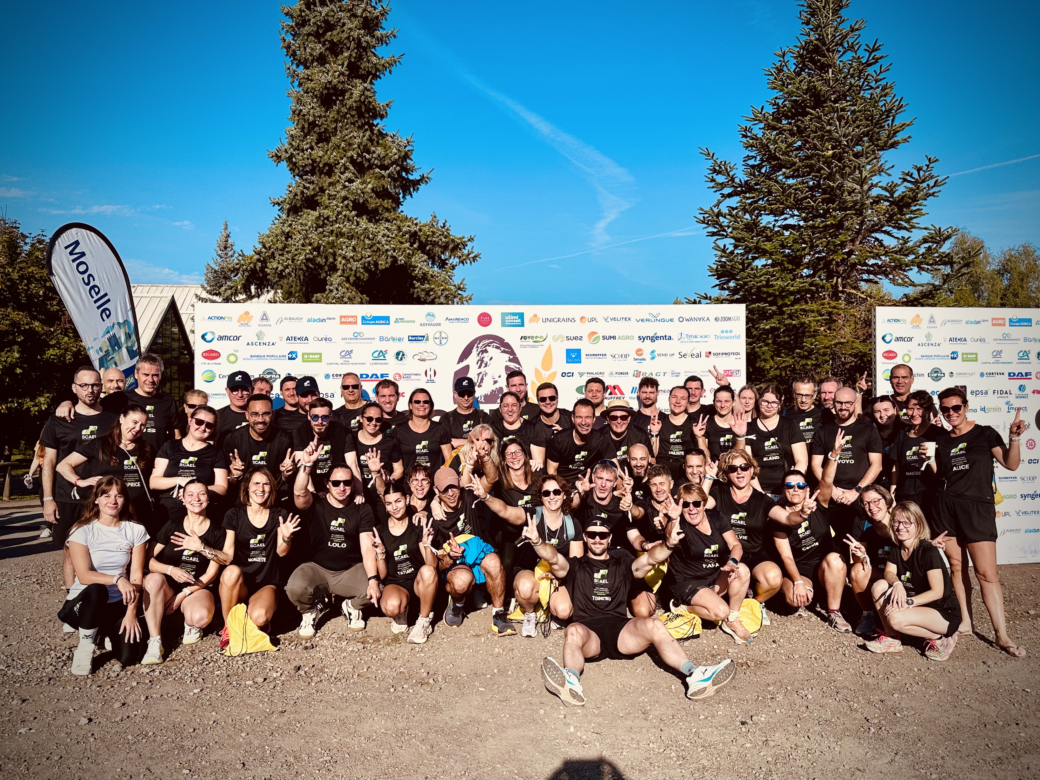 Équipe de coureurs SCAEL posant pour une photo de groupe