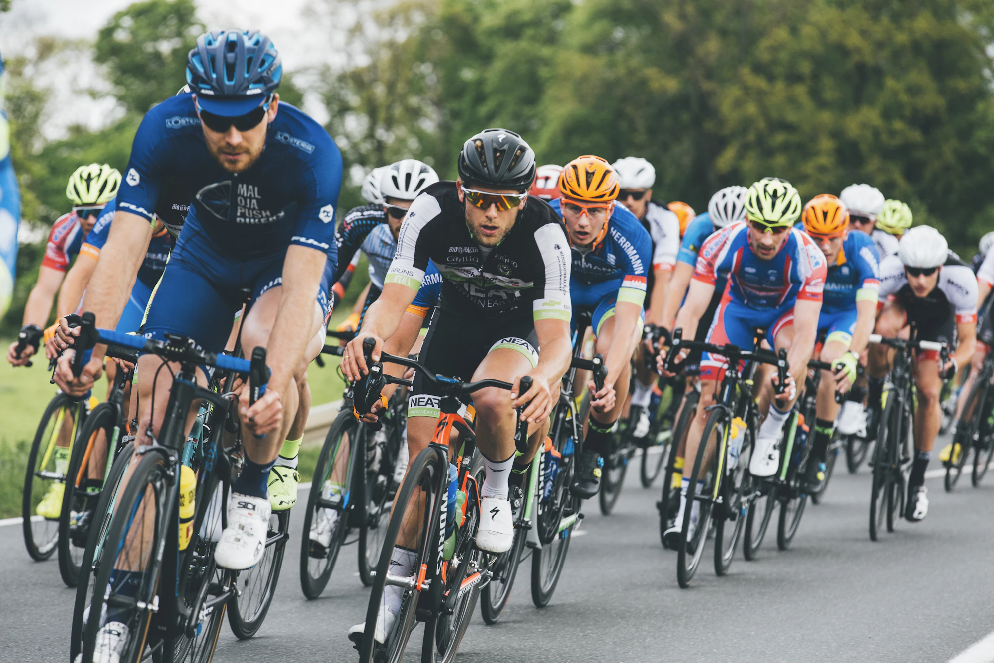 Coureurs d'équipes mixtes en train de s'échauffer au village.