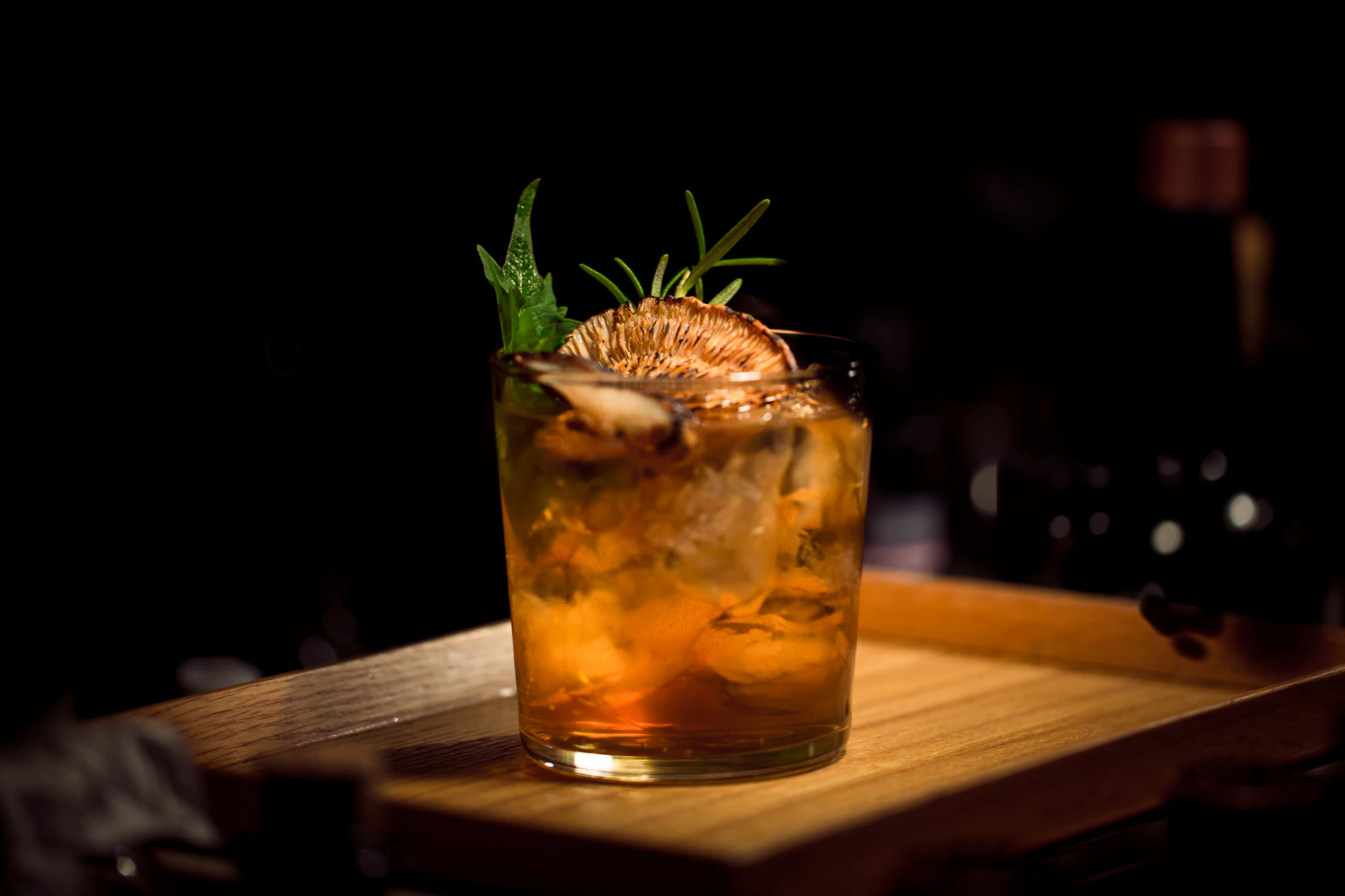 Coupes levées pour trinquer lors d'un cocktail.